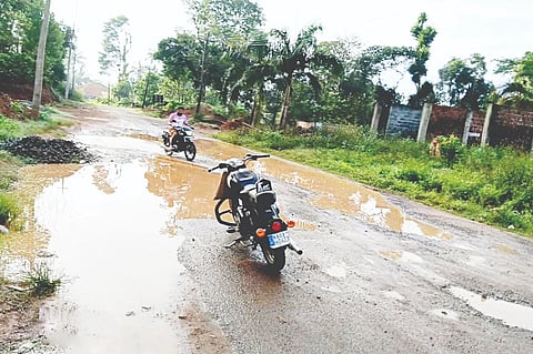 ನಾಪೋಕ್ಲು ತಾಲೂಕಿನ ಅಯ್ಯಂಗೇರಿ ಗ್ರಾಮದಲ್ಲಿ ರಸ್ತೆ ಗುಂಡಿಗಳಲ್ಲಿ ಮಳೆ ನೀರು ನಿಂತಿರುವುದು.