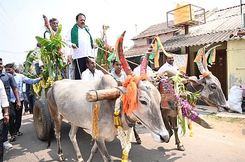 ನಾಗಮಂಗಲ ತಾಲೂಕಿನ ಆರಣಿ ಗ್ರಾಮದಲ್ಲಿ ಆಯೋಜಿಸಿದ್ದ ಜಲಾನಯನ ಮೇಳಕ್ಕೆ ಕೃಷಿ ಸಚಿವ ಎನ್.ಚಲುವರಾಯಸ್ವಾಮಿ ಎತ್ತಿನ ಗಾಡಿ ಮೂಲಕ ಮೆರವಣಿಗೆಯಲ್ಲಿ ಆಗಮಿಸಿದರು.