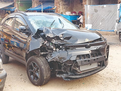 ಬೈಕ್ ಮತ್ತು ಕಾರಿನ ನಡುವೆ ನಡೆದ ಅಪಘಾತದಲ್ಲಿ ಕಾರು ಜಖಂಗೊಂಡಿರುವುದು.