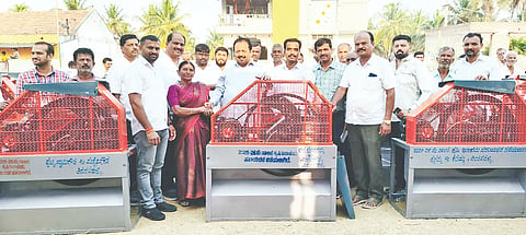 ನಾಗಮಂಗಲ ತಾಲೂಕಿನ ತಿರುಗನಹಳ್ಳಿ ಗ್ರಾಮದಲ್ಲಿ ಅರ್ಹ ಫಲಾನುಭವಿ ರೈತರಿಗೆ ಕೃಷಿ ಸಚಿವ ಎನ್.ಚಲುವರಾಯಸ್ವಾಮಿ ಅವರು ಮೇವು ಕತ್ತರಿಸುವ ಯಂತ್ರಗಳನ್ನು ವಿತರಿಸಿದರು. ಡಾ.ಭಾನುಪ್ರಕಾಶ್,  ಆರ್.ಹರೀಶ್, ವಿ.ಕೃಷ್ಣಮೂರ್ತಿ ಇತರರು ಇದ್ದರು.