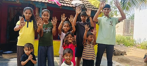 ಹೊಸಪೇಟೆ ತಾಲೂಕಿನ ಗುಂಡಾ ಸ್ಟೇಷನ್ ನಲ್ಲಿ ಬಾಲಕರು ಕೈಗೆ ಕಾರ್ಖಾನೆ ದೂಳು