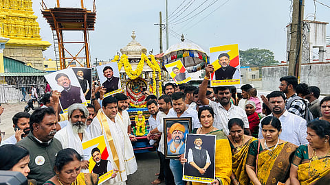 ಡಿ.ಕೆ.ಶಿವಕುಮಾರ್‌ಗೆ ಸಿಎಂ ಸ್ಥಾನ ದೊರೆಯಲಿ ಎಂದು ಅಭಿಮಾನಿಗಳು ಚಾಮುಂಡಿಬೆಟ್ಟದಲ್ಲಿ ಶುಕ್ರವಾರ ಬೆಳ್ಳಿರಥ ಎಳೆದರು.