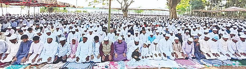 ನಾಗಮಂಗಲ ಪಟ್ಟಣದ ಈದ್ಗಾ ಮೈದಾನದಲ್ಲಿ ರಂಜಾನ್ ಪ್ರಯುಕ್ತ ಮುಸ್ಲಿಮರು ಶನಿವಾರ ಸಾಮೂಹಿಕ ಪ್ರಾರ್ಥನೆ ಸಲ್ಲಿಸಿದರು.