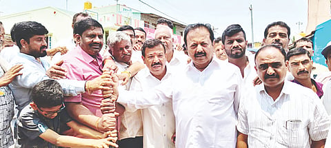 ನಾಗಮಂಗಲ ತಾಲೂಕಿನ ಭೀಮನಹಳ್ಳಿ ಗ್ರಾಮದಲ್ಲಿ ರಸ್ತೆ ಅಭಿವೃದ್ಧಿ ಕಾಮಗಾರಿಗೆ ಎನ್.ಚಲುವರಾಯಸ್ವಾಮಿ ಭೂಮಿಪೂಜೆ ನೆರವೇರಿಸಿದರು. ಜಿ.ಆದರ್ಶ, ಸತೀಶ್, ಹೇಮಂತ್‌ಕುಮಾರ್, ಬಿ.ಎಂ.ಪ್ರಕಾಶ್, ಎನ್.ಟಿ.ಕೃಷ್ಣಮೂರ್ತಿ, ಎಂ.ಹುಚ್ಚೇಗೌಡ ಇತರರಿದ್ದರು.
