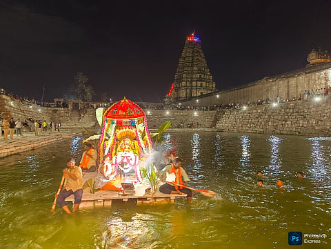 ಹಂಪಿಯ ಶ್ರೀ ವಿರೂಪಾಕ್ಷೇಶ್ವರ ದೇಗುಲದ ಎಡಬಾಗದಲ್ಲಿರುವ ಮನ್ಮಥ ಹೊಂಡದಲ್ಲಿ  ತೆಪ್ಪೊತ್ಸವ ಜರುಗಿತು.