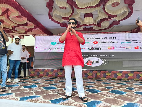 ಹೊಸಪೇಟೆ ವಿಜಯನಗರ ಕಾಲೇಜಿನಲ್ಲಿ ಶುಕ್ರವಾರ ನಡೆದ ಕಲ್ಟ್ ಸಿನಿಮಾ ಪ್ರಮೋಷನ್ ನಲ್ಲಿ ನಾಯಕ ನಟ ಝೈದ್ ಖಾನ್ ಮಾತನಾಡಿದರು