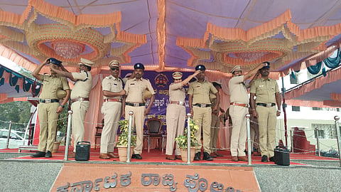 ಹೊಸಪೇಟೆ ಡಿಎಆರ್ ಮೈದಾನದಲ್ಲಿ ಶುಕ್ರವಾರ ಜಿಲ್ಲೆಯ ಪೊಲೀಸ್ ಸಿಬ್ಬಂದಿಗಳಿಗೆ ನೂತನ ಬ್ಲೂ ಪೀಕ್ ಕ್ಯಾಪ್ ಎಸ್ಪಿ ಎಸ್.ಜಾಹ್ನವಿ ವಿತರಿಸಿದರು.ಎಎಸ್ಪಿ ಜಿ.ಮಂಜುನಾಥ, ಡಿವೈಎಸ್ಪಿಗಳಾದ ಡಾ.ಟಿ.ಮಂಜುನಾಥ, ಮಲ್ಲೇಶ್ ದೊಡ್ಡಮನಿ ಇತರರಿದ್ದರು.
