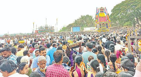 ನಾಗಮಂಗಲ ಪಟ್ಟಣದ ಅಧಿದೇವತೆ ಶ್ರೀಬಡಗೂಡಮ್ಮದೇವಿ ರಥೋತ್ಸವದಲ್ಲಿ ಸಹಸ್ರಾರು ಭಕ್ತರು ಪಾಲ್ಗೊಂಡು ರಥವನ್ನು ಎಳೆದರು. 