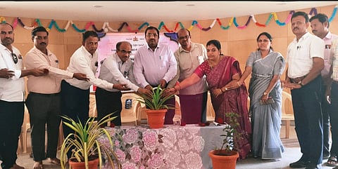 ಹೊಸಪೇಟೆ ಅಮರಾವತಿ ಸರ್ಕಾರಿ ಬಾಲಕಿಯರ ಪದವಿ ಪೂರ್ವ ಕಾಲೇಜಿನಲ್ಲಿ ಶನಿವಾರ ಜಿಲ್ಲಾ ಮಟ್ಟದ ಶಿಕ್ಷಕರ ಸಹಪಠ್ಯ ಚಟುವಟಿಕೆ ಸ್ಪರ್ಧೆ ಉದ್ಘಾಟಿಸಿದರು. ನೋಡಲ್ ಅಧಿಕಾರಿ ರಾಜಶೇಖರ್‌, ಡಿಡಿಪಿಐ ವೇಂಕಟೇಶ ರಾಮಚಂದ್ರಪ್ಪ, ಪ್ರಭಾರ ಪ್ರಾಚಾರ್ಯ ವೀಣಾಕುಮಾರಿ ಇತರರಿದ್ದರು.