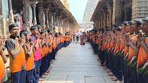 ವಿರೂಪಾಕ್ಷೇಶ್ವರ ಸ್ವಾಮಿ ದರ್ಶನ ಪಡೆದು ಪ್ರಾರ್ಥನೆ ಮಾಡಿದ ಮಕ್ಕಳು.