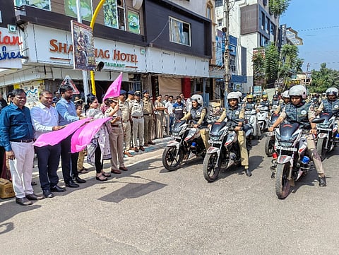 ಜಿಲ್ಲಾಧಿಕಾರಿ ಕವಿತಾ ಎಸ್.ಮನ್ನಿಕೇರಿ ಅವರಿಗೆ ವಿಜಯ ಮಹಿಳಾ ಪಡೆಗೆ ಚಾಲನೆ ನೀಡಿದರು