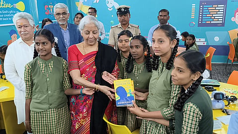 ವಿದ್ಯಾರ್ಥಿನಿಯರಿಗೆ ಎಐ ಅಬ್ಯಾಸದ ಪುಸ್ತಕ ನೀಡಿದ ವಿತ್ತ ಸಚಿವೆ ನಿರ್ಮಲಾ ಸೀತಾರಾಮನ್.