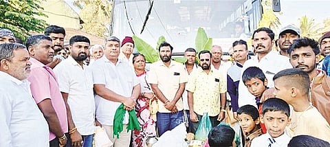 ಮಾಕೋಡು ಗಂಗೂರಿನಲ್ಲಿ ಸಾರಿಗೆ ಬಸ್ ಸಂಚಾರಕ್ಕೆ ನಿತಿನ್ ವೆಂಕಟೇಶ್ ಚಾಲನೆ ನೀಡಿದರು. ರಾಮಚಂದ್ರ ದರ್ಶನ್, ಕೃಷ್ಣೆಗೌಡ, ಗಂಗಮ್ಮ, ಜಯಣ್ಣ, ಲೋಹಿತ್ ಪಂಚವಳ್ಳಿ, ಲೋಕೇಶ್, ಪ್ರೇಮ್‌ಕುಮಾರ್ ಇದ್ದರು.