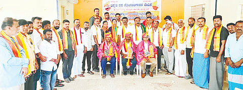 ಕೆ.ಎಂ.ದೊಡ್ಡಿಯ ಡಾ.ಬಿ.ಆರ್ ಅಂಬೇಡ್ಕರ್ ಭವನದಲ್ಲಿ ಆಯೋಜಿಸಿದ್ದ ಕನ್ನಡ ರಾಜ್ಯೋತ್ಸವ ಕಾರ್ಯಕ್ರಮದಲ್ಲಿ ವಿವಿಧ ಕ್ಷೇತ್ರಗಳಲ್ಲಿ ಗಣನೀಯ ಸೇವೆ ಸಲ್ಲಿಸಿದ ಸಾಧಕರನ್ನು ಸನ್ಮಾನಿಸಲಾಯಿತು.ದೊ.ಚಿ.ಗೌಡ, ಡಿ.ಕೆ.ಲತಾ, ಮಹೇಂದ್ರ, ಶಂಕರೇಗೌಡ ಇತರರಿದ್ದರು.