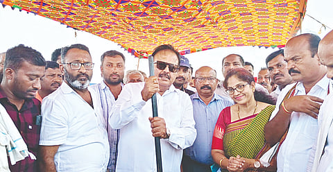 ನಾಗಮಂಗಲ ತಾಲೂಕಿನ ಉಯ್ಯನಹಳ್ಳಿ ಗ್ರಾಮದ ಹೊರವಲಯದಲ್ಲಿ 35 ಕೋಟಿ ರೂ.ವೆಚ್ಚದ ನೋಂದಾಯಿತ ಕಟ್ಟಡ ಮತ್ತು ಇತರೆ ನಿರ್ಮಾಣ ಕಾರ್ಮಿಕರ ಮಕ್ಕಳಿಗಾಗಿ ಶ್ರಮಿಕ ವಸತಿ ಶಾಲಾ ಕಟ್ಟಡ ನಿರ್ಮಾಣ ಕಾಮಗಾರಿಗೆ ಸಚಿವ ಎನ್.ಚಲುವರಾಯಸ್ವಾಮಿ ಭೂಮಿ ಪೂಜೆ ನೆರವೇರಿಸಿದರು. ಜಿ.ಆದರ್ಶ, ಸತೀಶ್, ಡಾ.ಎಂ.ಸವಿತಾ, ಶಿವಕುಮಾರ್ ಇತರರಿದ್ದರು.