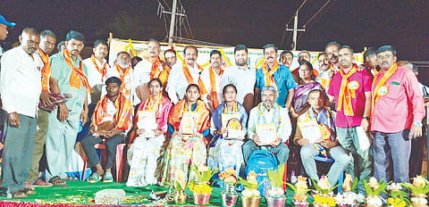 ನಾಗಮಂಗಲ ಪಟ್ಟಣದ ಬದರಿಕೊಪ್ಪಲಿನಲ್ಲಿ ಆಯೋಜಿಸಿದ್ದ ಭಗೀರಥ ಜಯಂತ್ಯುತ್ಸವ ಹಾಗೂ ಪ್ರತಿಭಾ ಪುರಸ್ಕಾರ ಸಮಾರಂಭದಲ್ಲಿ ಎಸ್‌ಎಸ್‌ಎಲ್‌ಸಿ ಮತ್ತು ದ್ವಿತೀಯ ಪಿಯು ಪರೀಕ್ಷೆಯಲ್ಲಿ ಹೆಚ್ಚು ಅಂಕಗಳಿಸಿದ ವಿದ್ಯಾರ್ಥಿಗಳನ್ನು ಸನ್ಮಾನಿಸಲಾಯಿತು. ಸಚ್ಚಿನ್ ಚಲುವರಾಯಸ್ವಾಮಿ, ಮಂಜುಳಾ, ವಸಂತಲಕ್ಷ್ಮೀ ಅಶೋಕ್, ರೂಪಾ ಮಂಜುನಾಥ್, ವೀಣಾ, ಜಯರಾಜು, ಪಾಲಹಳ್ಳಿ ಸೋಮಣ್ಣ ಇದ್ದರು.