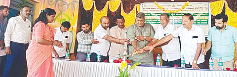 ರಿಯಾಪಟ್ಟಣ ತಾಲೂಕು ರಾವಂದೂರಿನಲ್ಲಿ ಇತ್ತೀಚೆಗೆ ರಾಗಿ ಖರೀದಿ ಕೇಂದ್ರವನ್ನು ಉದ್ಘಾಟಿಸಿದ ಆಶ್ರಯ ಸಮಿತಿ ಅಧ್ಯಕ್ಷ ನಿತಿನ್ ವೆಂಕಟೇಶ್.