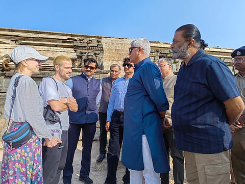 ಹಂಪಿ ಮಹಾ ನವಮಿ ದಿಬ್ಬದ ಬಳಿ ಕೇಂದ್ರ ಸಚಿವ ಗಜೇಂದ್ರಸಿಂಗ್ ಶೇಖಾವತ್ ವಿದೇಶಿ ಪ್ರವಾಸಿಗರ ಜತೆ ಮಾತನಾಡಿದರು. ಮಾಜಿ ಸಚಿವ ಆನಂದ್ ಸಿಂಗ್ ಇತರರಿದ್ದರು.
