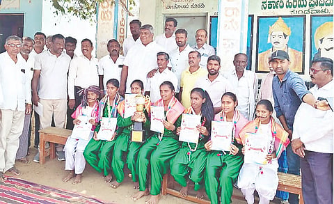 ಮಲೇಷ್ಯಾದಲ್ಲಿ ನಡೆಲಿರುವ ನೃತ್ಯಪ್ರದರ್ಶನಕ್ಕೆ ಆಯ್ಕೆಯಾಗಿರುವ ಪಿರಿಯಾಪಟ್ಟಣ ತಾಲೂಕು ಸುಂಡ್ವಾಳು ಸರ್ಕಾರಿ ಹಿರಿಯ ಪ್ರಾಥಮಿಕ ಶಾಲೆಯ ವಿದ್ಯಾರ್ಥಿಗಳನ್ನು ಅಭಿನಂದಿಸಲಾಯಿತು. ಈಚೂರು ಲೋಕೇಶ್, ಮಹಾದೇವ್, ಸುರೇಶ್, ಮಹದೇವ್, ಸ್ವಾಮಿಗೌಡ ಇದ್ದರು.