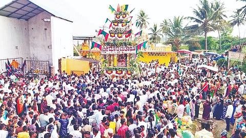 ಪಿರಿಯಾಪಟ್ಟಣ ತಾಲೂಕು ರಾವಂದೂರು ಗ್ರಾಮದ ಆದಿಶಕ್ತಿ ದೊಡ್ಡಮ್ಮ ತಾಯಿ ಜಾತ್ರಾ ಮಹೋತ್ಸವ ಶುಕ್ರವಾರ ವಿಜೃಂಭಣೆಯಿಂದ ಜರುಗಿತು.