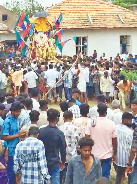   ರಾವಂದೂರು ಗ್ರಾಮದ ದೊಡ್ಡಮ್ಮತಾಯಿ ಚಂದ್ರಮಂಡಲೊತ್ಸವ ಶನಿವಾರ ವಿಜೃಂಭಣೆಯಿಂದ ಜರುಗಿತು. 
