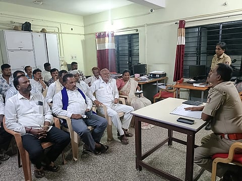 ಕೆ.ಎಂ.ದೊಡ್ಡಿ ಪೊಲೀಸ್ ಠಾಣೆಯಲ್ಲಿ ನಡೆದ ದಲಿತ ಜನರ ಕುಂದುಕೊರತೆ ಸಭೆಯಲ್ಲಿ  ಪೊಲೀಸ್  ಇನ್ಸ್‌ಪೆಕ್ಟರ್ ಅನಿಲ್ ಕುಮಾರ್  ಮಾತನಾಡಿದರು.