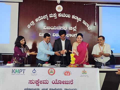 ಹೊಸಪೇಟೆ ಜಿಲ್ಲಾ ಆರೋಗ್ಯ ಮತ್ತು ಕುಟುಂಬ ಕಲ್ಯಾಣ ಇಲಾಖೆಯ ಸಭಾಂಗಣದಲ್ಲಿ ಗುರುವಾರ ನಡೆದ ಸುಕ್ಷೇಮ ಯೋಜನೆ ಕಾರ್ಯಕ್ರಮವನ್ನು ಜಿಲ್ಲಾಧಿಕಾರಿ ಕವಿತಾ ಎಸ್.ಮನ್ನಿಕೇರಿ ಉದ್ಘಾಟಿಸಿ ಮಾತನಾಡಿದರು. ಜಿಲ್ಲಾ ಪಂಚಾಯಿತಿ ಸಿಇಓ ನೋಗ್ಜಾಯ್ ಮಹಮದ್ ಅಲಿ ಅಕ್ರಂ ಶಾ, ಡಿಎಚ್ ಒ ಡಾ.ಎಲ್.ಆರ್. ಶಂಕರ್ ನಾಯಕ್, ಮಹಿಳಾ ಮತ್ತು ಮಕ್ಕಳ ಅಭಿವೃದ್ಧಿ ಇಲಾಖೆಯ ಉಪ ನಿರ್ದೇಶಕಿ ಎಸ್.ಶ್ವೇತಾ, ಜಿಲ್ಲಾ ಆರ್‌ಸಿಎಚ್ ಅಧಿಕಾರಿ ಜಂಬಯ್ಯ ಇತರರಿದ್ದರು.