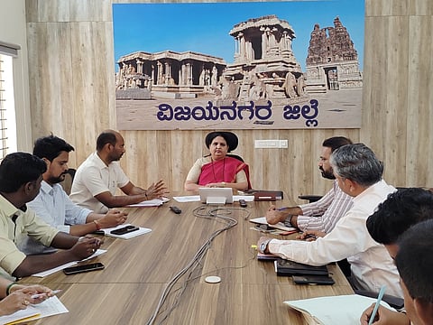 ಹೊಸಪೇಟೆ ಜಿಲ್ಲಾಧಿಕಾರಿ ಕಚೇರಿಯಲ್ಲಿ ಗುರುವಾರ ಜಿಲ್ಲಾಧಿಕಾರಿ ಕವಿತಾ ಎಸ್.ಮನ್ನಿಕೇರಿ ಎಂಎಸ್‌ಪಿ ಜಿಲ್ಲಾ ಟಾಸ್ಕ್ ಫೋರ್ಸ್ ಸಭೆ ನಡೆಸಿದರು. ಆಹಾರ ಮತ್ತು ನಾಗರೀಕ ಸರಬರಾಜು ಇಲಾಖೆ ಉಪನಿರ್ದೇಶಕ ರಿಯಾಜ್, ಎಪಿಎಂಸಿ ಅಧಿಕಾರಿ ಓಂಕಾರಪ್ಪ, ಜಿಲ್ಲಾ ವ್ಯವಸ್ಥಾಪಕ ಗುರಪ್ಪ ಕಣಬೂರ್ ಇತರರಿದ್ದರು.
