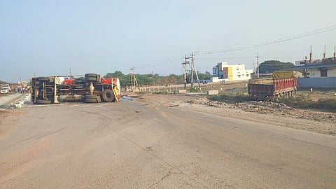 ಹೊಸಪೇಟೆ ತಾಲೂಕಿನ ಗಾದಿಗನೂರು ಗ್ರಾಮದ ಬಳಿ ರಾಷ್ಟೀಯ ಹೆದ್ದಾರಿ 67 ರಲ್ಲಿ ಲಾರಿಯೊಂದು ಡಿಕ್ಕಿ ಹೊಡೆದ ಪರಿಣಾಮ ರಸ್ತೆ ಮಧ್ಯೆ ಉರುಳಿ ಬಿದ್ದಿರುವ ಪೆಟ್ರೋಲ್ ತುಂಬಿದ ಟ್ಯಾಂಕರ್.