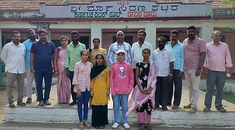ಎಸ್ಸೆಸ್ಸೆಲ್ಸಿಯಲ್ಲಿ ಅತಿ ಹೆಚ್ಚು ಅಂಕ ಪಡೆದ ಪಿರಿಯಾಪಟ್ಣಣ ತಾಲೂಕು ರಾವಂದೂರು ಕರ್ನಾಟಕ ಪಬ್ಲಿಕ್ ಶಾಲೆಯ  ವಿದ್ಯಾರ್ಥಿಗಳನ್ನು ಶಾಲಾ ಉಪಪ್ರಾಂಶುಪಾಲರು ಹಾಗೂ ಶಿಕ್ಷಕರು ಸಿಹಿ ತಿನಿಸುವ ಮೂಲಕ ಅಭಿನಂದಿಸಿದರು. 