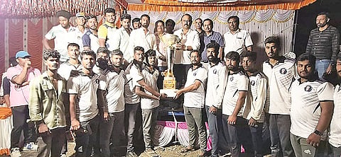  ಸರ್.ಎಂ.ವಿಶ್ವೇಶ್ವರಯ್ಯ ಪ್ರೀಮಿಯರ್ ಲೀಗ್ ಕ್ರಿಕೆಟ್ ಪಂದ್ಯಾವಳಿಯ ವಿಜೇತರಿಗೆ ಶಾಸಕ ಕದಲೂರು ಉದಯ್ ಬಹುಮಾನ ವಿತರಿಸಿದರು.