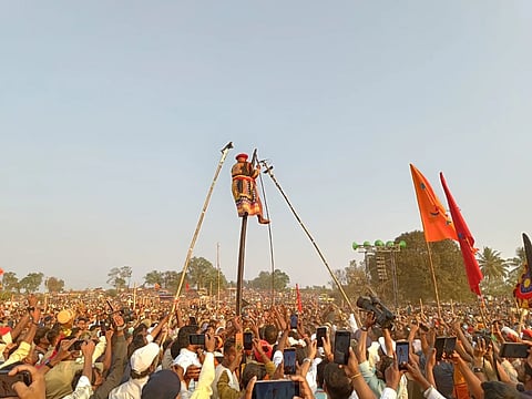 ಸುಕ್ಷೇತ್ರ ಮೈಲಾರದಲ್ಲಿ ಬುಧವಾರ ಸಂಜೆ ಗೋಧೂಳಿ ಸಮಯದಲ್ಲಿ  ತಾಲೂಕಿನ ಡೆಂಕನಮರಡಿಯಲ್ಲಿ  ಕಾರ್ಣಿಕದ  ರಾಮಣ್ಣಗೊರವಯ್ಯ   15 ಅಡಿ ಎತ್ತರದ ಬಿಲ್ಲನೇರಿ ನೆರೆದಿದ್ದ ಲಕ್ಷಾಂತರ ಭಕ್ತರಿಗೆ ಸದ್ದಲೇ. ಎಂದು ಕಾರ್ಣಿಕ ನುಡಿದರು