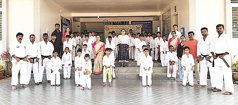 ಗುಡಿಗೆರೆ ಬಳಿಯ ವಿದ್ಯಾವಿಹಾರ್ ಇಂಟರ್ ನ್ಯಾಷನಲ್ ಶಾಲೆ ಹಾಗೂ ನಿಹಾನ್ ಗೋಜುರಿಯು ಕರಾಟೆ ಅಕಾಡೆಮಿ ಸಹಯೋಗದೊಂದಿಗೆ ಶಾಲಾ ಆವರಣದಲ್ಲಿ ನಡೆದ ಕರಾಟೆ ಅಕಾಡೆಮಿಕ್ ಬೆಲ್ಟ್ ಗ್ರೇಡಿಂಗ್ ಎಕ್ಸಾಮೀನೇಷನ್ ಕಾರ್ಯಕ್ರಮದಲ್ಲಿ ಭಾಗವಹಿಸಿರುವ ಕರಾಟೆ ಪಟುಗಳು.
