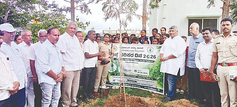  ಪಿರಿಯಾಪಟ್ಟಣ ತಾಲೂಕು ಕಿತ್ತೂರು ಸರ್ಕಾರಿ ಪದವಿಪೂರ್ವ ಕಾಲೇಜಿನ ಗಿಡ ನೆಡುವ ಮೂಲಕ ಪರಿಸರ ದಿನ ಆಚರಣೆ ಮಾಡಲಾಯಿತು. ಮಾಜಿ ಸಚಿವ ಕೆ ವೆಂಕಟೇಶ್, ರವಿ, ನಿತಿನ್ ವೆಂಕಟೇಶ್ ಇತರರಿದ್ದರು. 