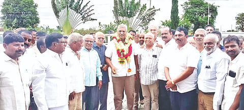 ಪಿರಿಯಾಪಟ್ಟಣ ತಾಲೂಕು ರಾವಂದೂರು ಗ್ರಾಮದಲ್ಲಿ ರಸ್ತೆ ಕಾಮಗಾರಿಗೆ ಭೂಮಿಪೂಜೆ ನೆರವೇರಿಸಲು ಆಗಮಿಸಿದ ಶಾಸಕ ಕೆ. ವೆಂಕಟೇಶ್ ಅವರನ್ನು ಮಾನಸ ಸೇವಾ ಸಂಸ್ಥೆ ಸದಸ್ಯರು ಸ್ವಾಗತಿಸಿದರು. ಡಿ.ಟಿ. ಸ್ವಾಮಿ, ರಾಮತ್ ಜಾನ್ ಬಾಬು, ಕೆ. ಹೊಲದಪ್ಪ ಇತರರಿದ್ದರು. 