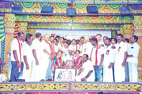 -ಕೆ.ಎಂ.ದೊಡ್ಡಿಯ ವಿಶ್ವಮಾನವ ರಂಗಭೂಮಿ ಕಲಾವಿದರ ಸೇವಾಟ್ರಸ್ಟ್ ಆಯೋಜಿಸಿದ್ದ 8ನೇ ವರ್ಷದ ಸಂಘದ ವಾರ್ಷಿಕೋತ್ಸವ, ರಂಗ ನಿರ್ದೇಶಕ ದೇವರಾಜು ಅವರಿಗೆ ಬಂಗಾರದ ಕಡಗ ಸಮರ್ಪಣಾ ಕಾರ್ಯಕ್ರಮ ಜರುಗಿತು.