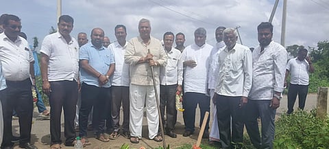 ಪಿರಿಯಾಪಟ್ಟಣ ತಾಲೂಕು ಭೋಗನಹಳ್ಳಿ ಮತ್ತು ಮಾಕೋಡು ರಸ್ತೆ ಸೇತುವೆ ಕಾಮಗಾರಿಗೆ ಶಾಸಕ ಕೆ.ವೆಂಕಟೇಶ್ ಗುರುವಾರ ಭೂಮಿಪೂಜೆ ಮಾಡಿದರು. ನಿತಿನ್ ವೆಂಕಟೇಶ್, ಡಿ.ಟಿ.ಸ್ವಾಮಿ, ಈಚೂರು ಲೋಕೇಶ್, ಡಿ.ಎಸ್.ನಂದೀಶ್, ಸಾಲುಗೊಪ್ಪಲು ಪುಟ್ಟರಾಜ್, ಜಯಾ ಮರೀಗೌಡ ಇತರರಿದ್ದರು.