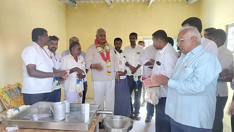 ಪಿರಿಯಾಪಟ್ಟಣ ತಾಲೂಕಿನ ಎಂ.ಮಂಟಿಕೊಪ್ಪಲು ಗ್ರಾಮದಲ್ಲಿ ನೂತನವಾಗಿ ಆರಂಭಿಸಲಾದ ಹಾಲು ಉತ್ಪಾದಕರ ಸಹಕಾರ ಸಂಘವನ್ನು ಶಾಸಕ ಕೆ.ವೆಂಕಟೇಶ್ ಗುರುವಾರ ಉದ್ಘಾಟಿಸಿದರು. ನಿತಿನ್ ವೆಂಕಟೇಶ್, ಕುಳ್ಳೇಗೌಡ, ಮಹದೇವಮ್ಮ, ಎಂ.ಕೆ.ಮಾದೇಗೌಡ, ಬೀರೇಶ್, ಮಂಜುನಾಥ್ ಇತರರಿದ್ದರು.