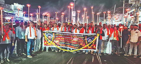 ಕೆ.ಎಂ.ದೊಡ್ಡಿ ಮುಖ್ಯ ರಸ್ತೆಯಲ್ಲಿ ಹಿಂದು ಪರ ಸಂಘಟನೆಗಳು ಪ್ರತಿಭಟನೆ ನಡೆಸಿದರು.