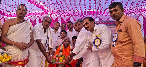ಕೆ.ಎಂ.ದೊಡ್ಡಿಯ ವೆಂಕಟೇಶ್ವರ ದೇವಾಲಯದಲ್ಲಿ ಶ್ರೀ ವೆಂಕಟೇಶ್ವರ ಸೇವಾ ಸಮಿತಿಯಿಂದ ಆಯೋಜಿಸಿದ್ದ ವೈಕುಂಠ ಏಕಾದಶಿ ಕಾರ್ಯಕ್ರಮದಲ್ಲಿ ಡಾ.ಶ್ರೀ ನಿಶ್ಚಲಾನಂದನಾಥ ಸ್ವಾಮೀಜಿ ಅವರನ್ನು ಅಭಿನಂದಿಸಲಾಯಿತು. ಮಣಿ, ವೆಂಕಟೇಶ್, ವೆಂಕಟೇಗೌಡ, ನಾಗರಾಜು, ವೆಂಕಟೇಶ್,ನಾಗರಾಜು ಇದ್ದರು.