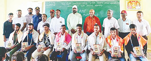 ಭಾರತೀಯ ಸೇನೆಗೆ ಮತ್ತು ವಿವಿಧ ಇಲಾಖೆ ಸೇವೆಗೆ ಸೇರಿದ ಯುವಕರನ್ನು ಪಿರಿಯಾಪಟ್ಟಣ ತಾಲೂಕು ಕಿತ್ತೂರು ಸರ್ಕಾರಿ ಪದವಿ ಪೂರ್ವ ಕಾಲೇಜಿನಲ್ಲಿ ಶಿವು ಸೈನಿಕ ಅಕಾಡೆಮಿ ಆಯೋಜಿಸಿದ್ದ ಕಾರ್ಯಕ್ರಮದಲ್ಲಿ ಸನ್ಮಾನಿಸಲಾಯಿತು. ಜವರೇಗೌಡ, ನರಸೇಗೌಡ, ಜಗದೀಶ್ ಇತರರು ಇದ್ದರು. 