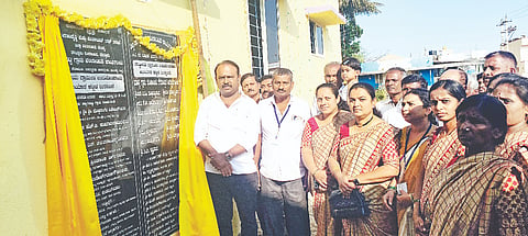 ಕ್ಯಾತಘಟ್ಟ ಗ್ರಾಮದಲ್ಲಿ ರಾಷ್ಟ್ರೀಯ ಗ್ರಾಮೀಣ ಜೀವನೋಪಾಯ ಅಭಿಯಾನ ಕಟ್ಟಡವನ್ನು ಶಾಸಕ ಕದಲೂರು ಉದಯ್ ಉದ್ಘಾಟಿಸಿದರು. ಎಸ್.ರಾಜೀವ್,  ಹರೀಶ್ ಬಾಬು,  ಸಂದರ್ಶ, ಗಿರೀಶ್ ಕ್ಯಾತಘಟ್ಟ ಇತರರಿದ್ದರು.