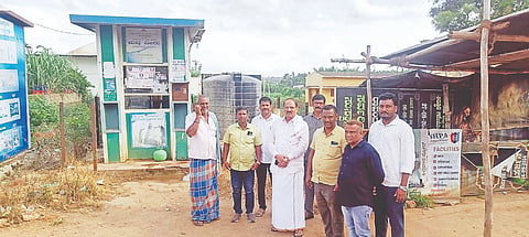 ಪಿರಿಯಾಪಟ್ಟಣ ತಾಲೂಕು ರಾವಂದೂರು ಗ್ರಾಮದ ಎಂಡಿಸಿಸಿ ಬ್ಯಾಂಕ್ ಶಾಖೆ ಕಟ್ಟಡ ನಿರ್ಮಾಣಕ್ಕೆ ಮಂಜೂರಾಗಿರುವ ನಿವೇಶನವನ್ನು ಬ್ಯಾಂಕ್ ಅಧ್ಯಕ ದೊಡ್ಡ ಸ್ವಾಮಿಗೌಡ ವೀಕ್ಷಿಸಿದರು. ಬ್ಯಾಂಕ್ ನಿರ್ದೇಶಕ ಈಚೂರು ಲೋಕೇಶ್, ವ್ಯವಸ್ಥಾಪಕ ಮೋಹನ್ ರಾಜ್, ವಿವಿಧ ಪ್ರಾಥಮಿಕ ಕೃಷಿ ಪತ್ತಿನ ಸಹಕಾರ ಸಂಘದ ಕಾರ್ಯದರ್ಶಿಗಳಾದ ರಮೇಶ್ ಕೆಲ್ಲೂರು  ಚಿಕ್ಕೇಗೌಡ ಕೃಷ್ಣಮೂರ್ತಿ ಹಾಜರಿದ್ದರು. 