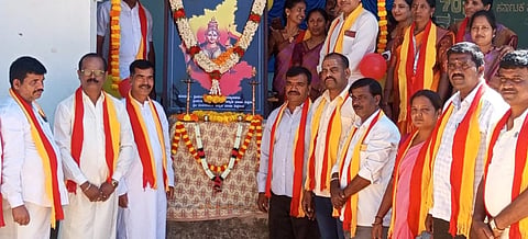 ಮೂಗೂರು ಕೆಪಿಎಸ್ ಪ್ರೌಢಶಾಲೆಯಲ್ಲಿ ಹಮ್ಮಿಕೊಂಡಿದ್ದ ಕನ್ನಡ ರಾಜ್ಯೋತ್ಸವ ಸಮಾರಂಭದಲ್ಲಿ ಉಪಪ್ರಾಂಶುಪಾಲ ಸಿ.ಪುಟ್ಟಸ್ವಾಮಿ ಹಾಗೂ ಸಾಹಿತಿ ಹನಗಳ್ಳಿ ಸೋಮಶೇಖರ್ ಹಾಗೂ ಗಣ್ಯರು ಭುವನೇಶ್ವರಿ ದೇವಿ ಭಾವಚಿತ್ರಕ್ಕೆ ಪುಷ್ಪಾರ್ಚನೆ ಮಾಡಿದರು. ಸಿದ್ದಪ್ಪ, ಎಂ.ರಂಗಸ್ವಾಮಿ,ಕ ಪುಟೇಶ್, ಮಹೇಶ್, ಕೇಶವ್ ಇದ್ದರು.