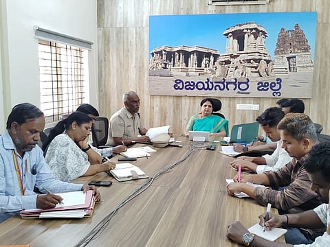 ಹೊಸಪೇಟೆ ಜಿಲ್ಲಾಧಿಕಾರಿಗಳ ಕಚೇರಿ ಸಭಾಂಗಣದಲ್ಲಿ ಜಿಲ್ಲಾಧಿಕಾರಿ ಕವಿತಾ ಎಸ್.ಮನ್ನಿಕೇರಿ ಜಿಲ್ಲಾ ಮಟ್ಟದ ನಾರ್ಕೋಟಿಕ್ಸ್ ಸಮನ್ವಯ ಸಮಿತಿ ಸಭೆ ನಡೆಸಿದರು. ಎಎಸ್ಪಿ ಮಂಜುನಾಥ, ಅಬಕಾರಿ ಉಪ ಆಯುಕ್ತ ಮಾದೇಶ್ ಇತರರಿದ್ದರು.