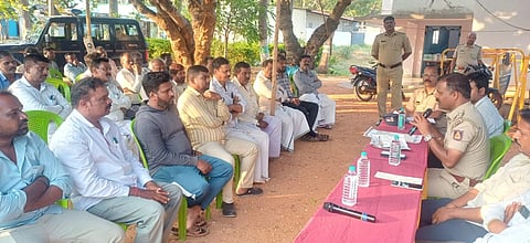 ಮೂಗೂರು ಗ್ರಾಮದ ಪೊಲೀಸ್ ಉಪ ಠಾಣೆಯಲ್ಲಿ ಮಂಗಳವಾರ ಆಯೋಜಿಸಿದ್ದ ಜಾತ್ರಾ ಮಹೋತ್ಸವದ ಶಾಂತಿ ಸಭೆಯಲ್ಲಿ ಇನ್‌ಸ್ಪೆಕ್ಟರ್ ಧನಂಜಯ್ ಮಾತನಾಡಿದರು.