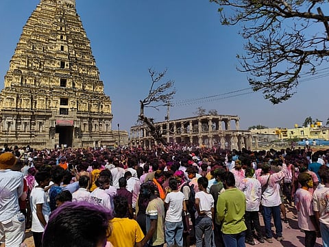 ಹಂಪಿಯಲ್ಲಿ ಹೋಳಿ ನಿಮಿತ್ತ ಬಣ್ಣದೋಕುಳಿಯಲ್ಲಿ ಸಂಭ್ರಮಿಸಿದ ದೇಶವಿದೇಶಿಗರು