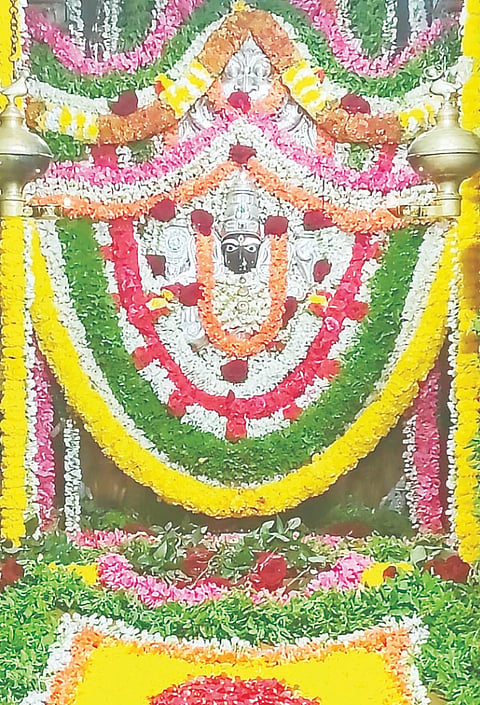 ಮಾಘ ಹುಣ್ಣಿಮೆಯ ಭಾನುವಾರ ಶ್ರೀ ತ್ರಿಪುರ ಸುಂದರಿ ಅಮ್ಮನವರಿಗೆ ವಿವಿಧ ಬಗೆಯ ಹೂವಿನ ಅಲಂಕಾರ ಮಾಡಲಾಗಿತ್ತು.