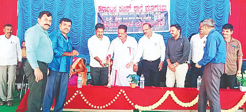 ಕೆಪಿಎಸ್‌ಶಾಲೆ, ಪ್ರೌಢಶಾಲೆ ವಿಭಾಗದ ಶ್ರೀ ತ್ರಿಪುರ ಸುಂದರಿ ಅಮ್ಮ ನವರ ರಂಗ ವೇದಿಕೆಯಲ್ಲಿ  ಆಯೋಜಿಸಿದ್ದ ಶಾಲಾ ವಾರ್ಷಿಕೋತ್ಸವ ಕಾರ್ಯಕ್ರಮವನ್ನು ಗಣ್ಯರು ಉದ್ಘಾಟಿಸಿದರು. ಸಿ.ಪುಟ್ಟಸ್ವಾಮಿ, ಎಂ.ಡಿ. ಲೋಕೇಶ್, ಭಾಗ್ಯಾ, ಎಂ.ರಂಗಸ್ವಾಮಿ ಇದ್ದರು.