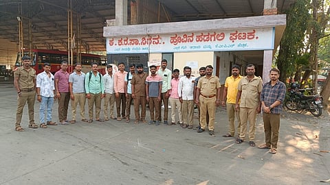 ಹೂವಿನಹಡಗಲಿ ಸಾರಿಗೆ ಘಟಕದ ಹೊರಗುತ್ತಿಗೆ ಚಾಲಕರು ಮಂಗಳವಾರ ದಿಢೀರ್ ಮುಷ್ಕರ ನಡೆಸಿದರು.